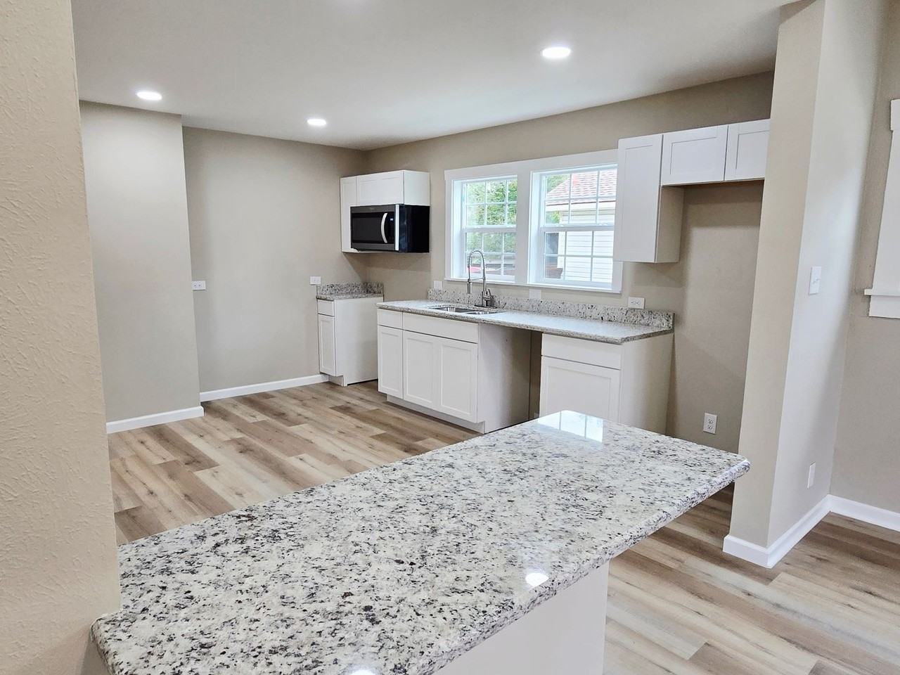 1308 W Walker St - Photo 4 of 15