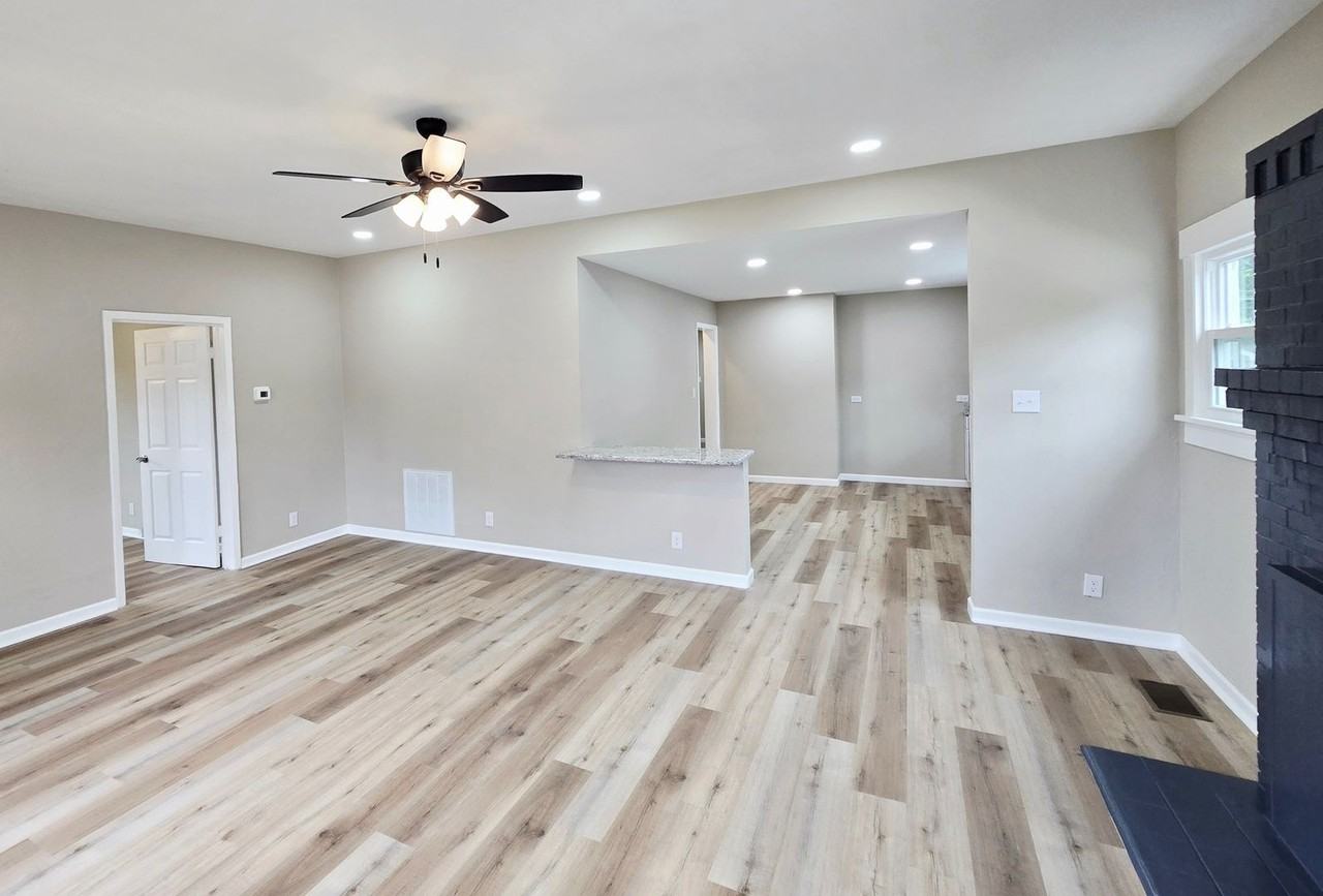 1308 W Walker St - Photo 5 of 15