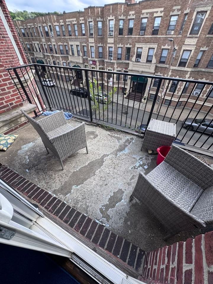 172 Kelton St - Photo 5 of 10