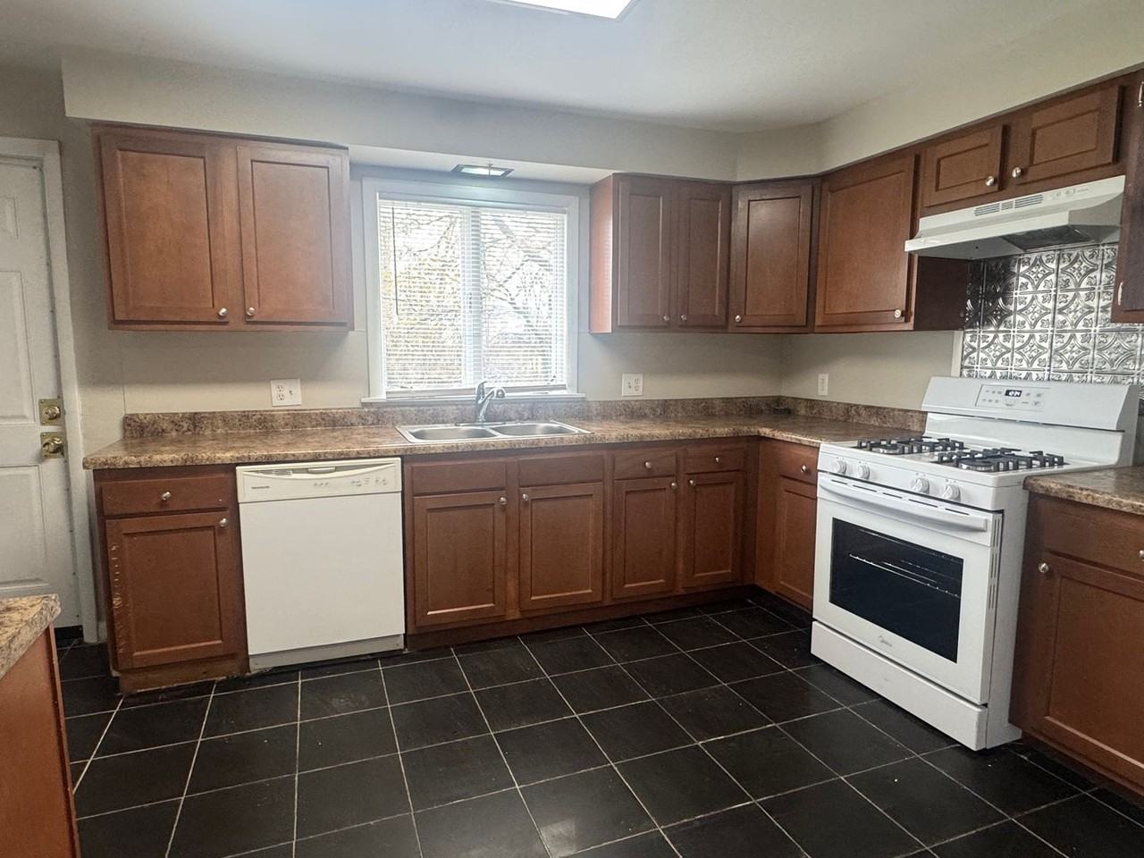 109 Stenson St - Photo 2 of 20