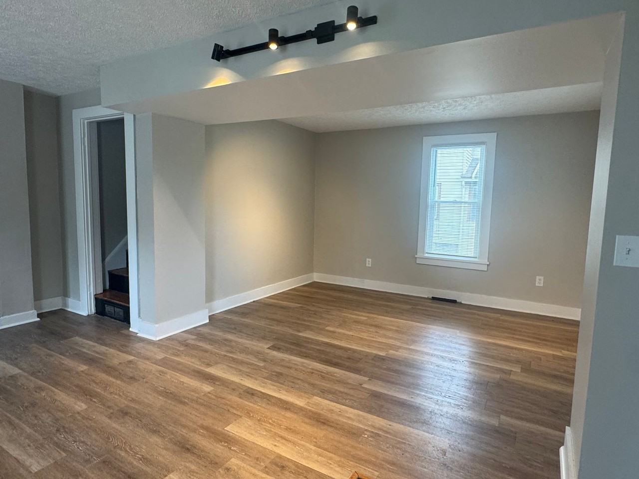 109 Stenson St - Photo 4 of 20