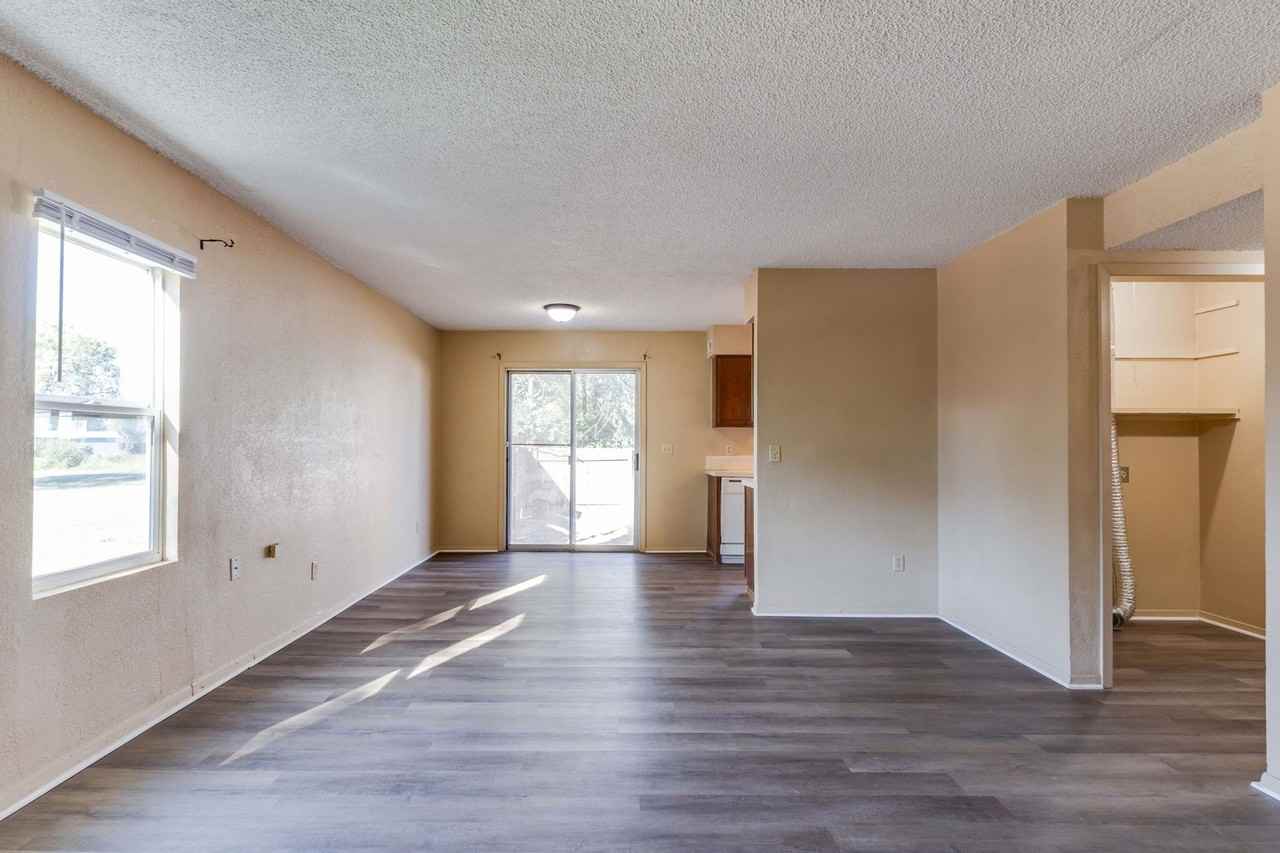 2 Bedroom, 1 Bathroom! - Photo 3 of 11