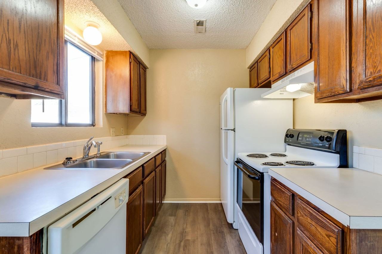 2 Bedroom, 1 Bathroom! - Photo 5 of 11