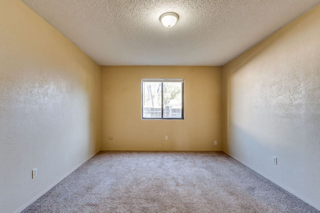 2 Bedroom, 1 Bathroom! - Photo 6 of 11