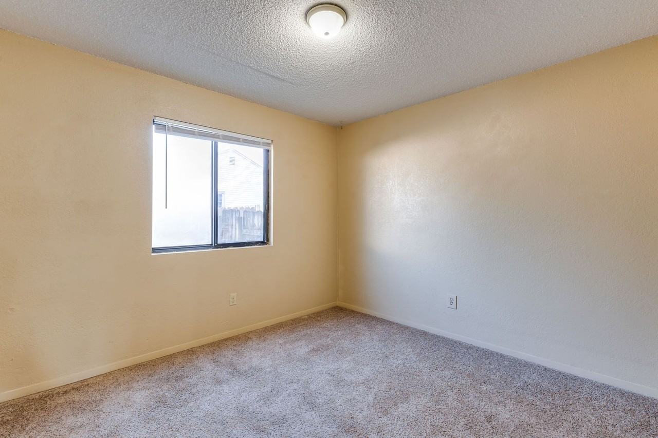2 Bedroom, 1 Bathroom! - Photo 7 of 11