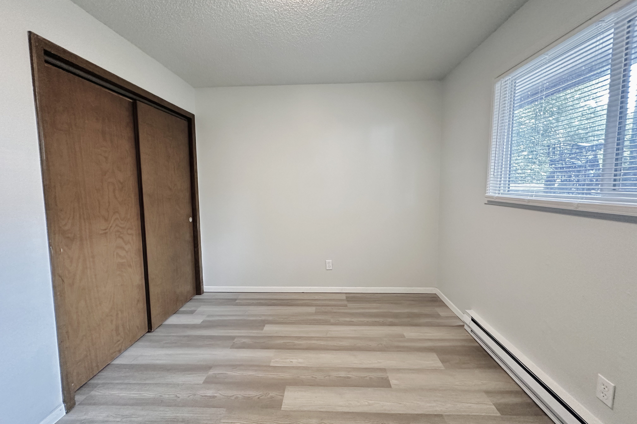 319 E 6th St - Photo 6 of 28