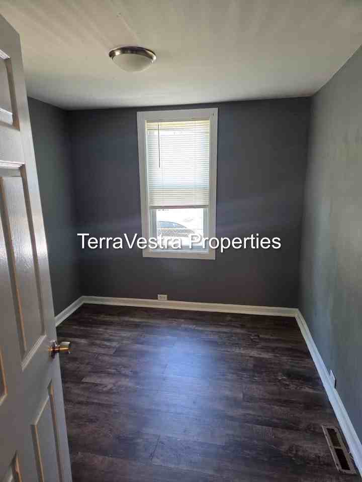 242 W Washington St - Photo 4 of 18