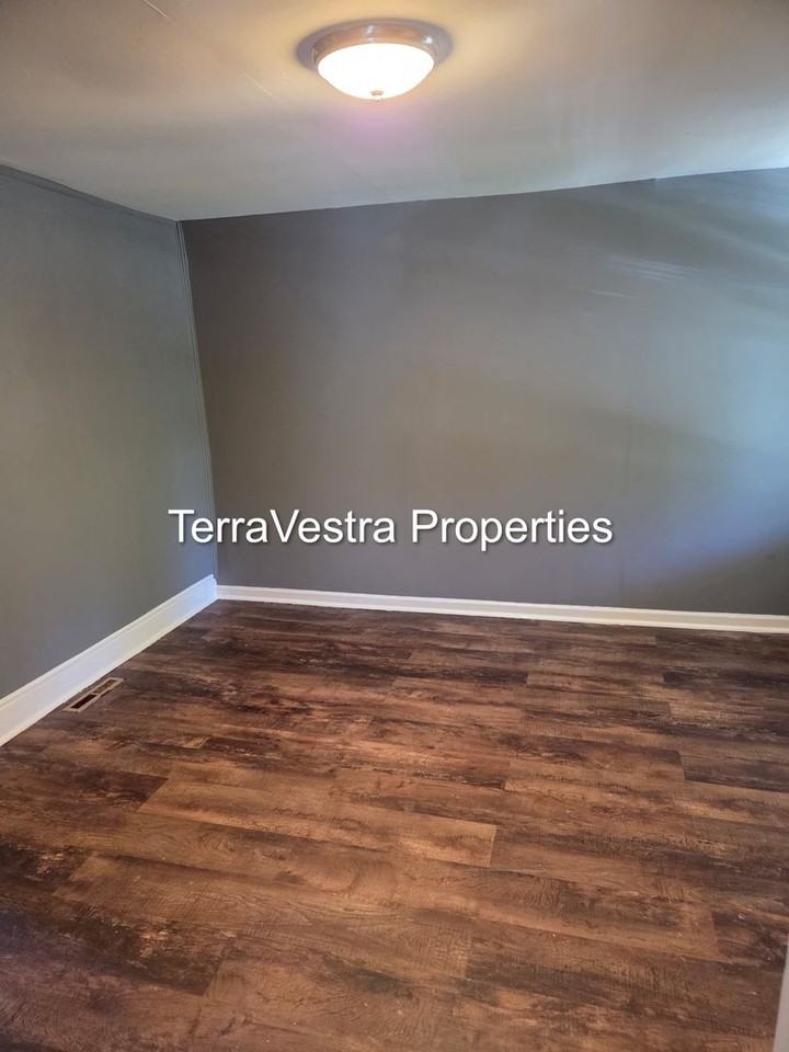 242 W Washington St - Photo 6 of 18