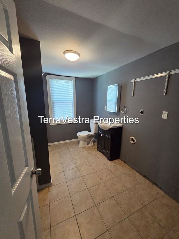 242 W Washington St - Photo 7 of 18