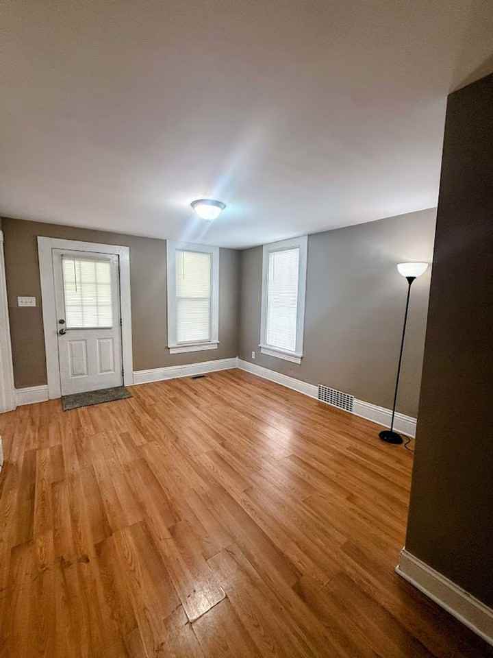 116 Maple Ave Se - Photo 2 of 12