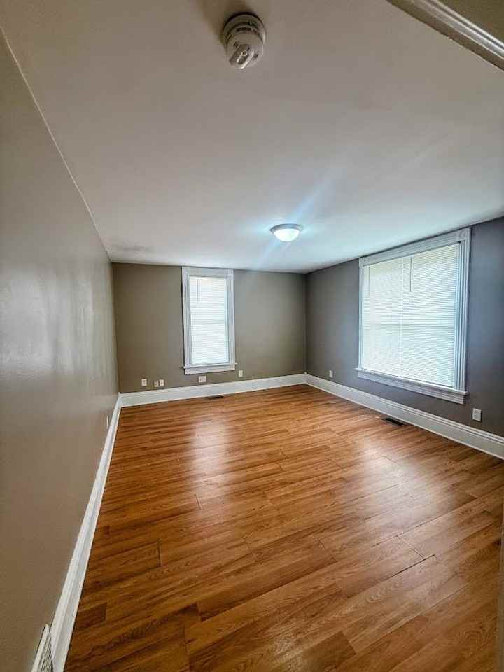 116 Maple Ave Se - Photo 3 of 12