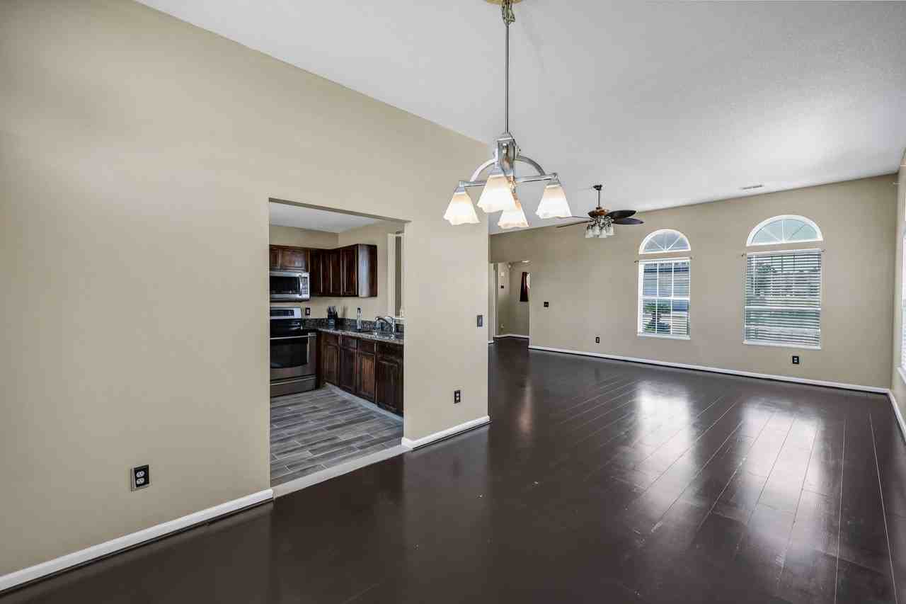 331 Woodcote Dr - Photo 5 of 26