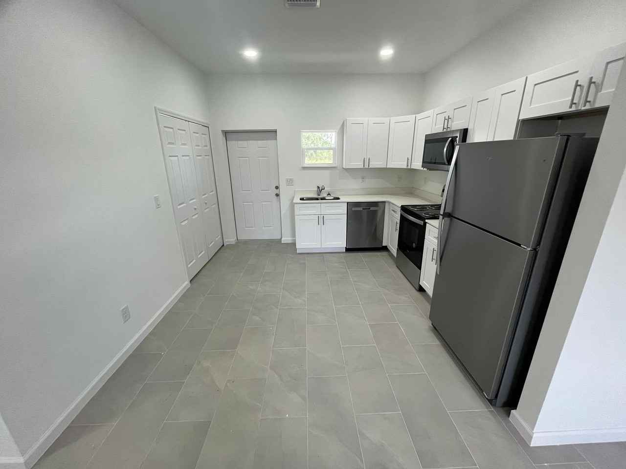 1092 Norton Ave S - Photo 4 of 10