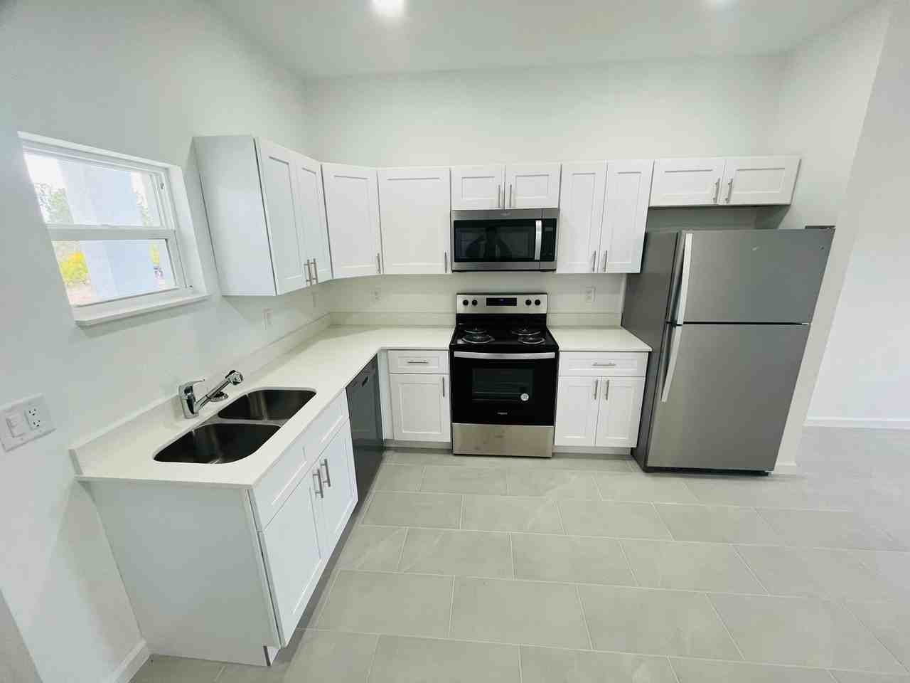 1092 Norton Ave S - Photo 5 of 10