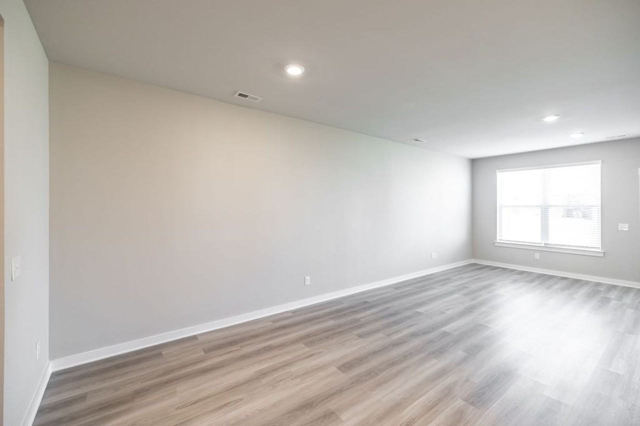 5045 Percival Dr - Photo 7 of 37