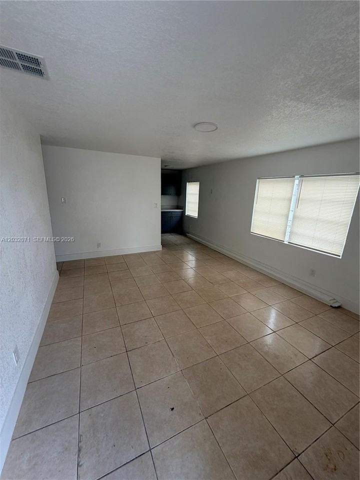 753 Sw 3rd Pl - Photo 3 of 10
