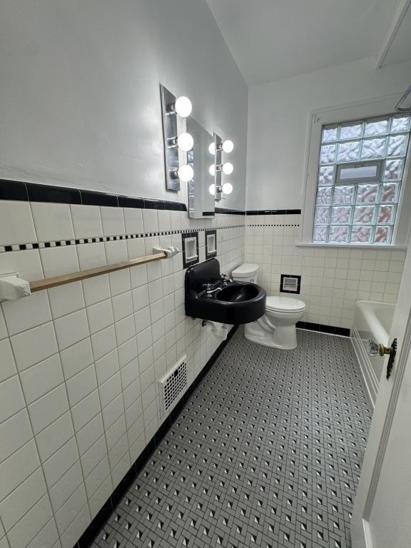 8311 Jadwin St - Photo 5 of 21