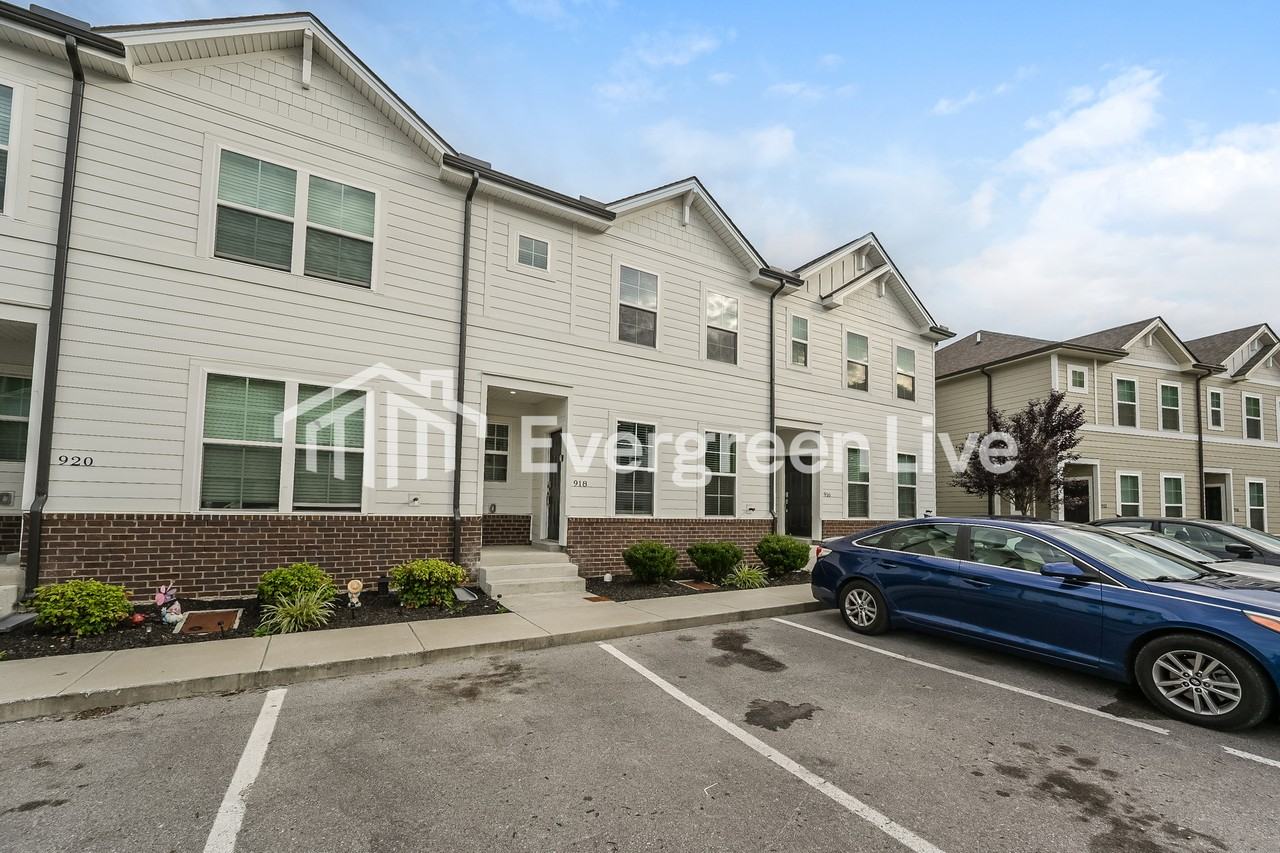 918 Hamilton Crossing Sq - Photo 2 of 15