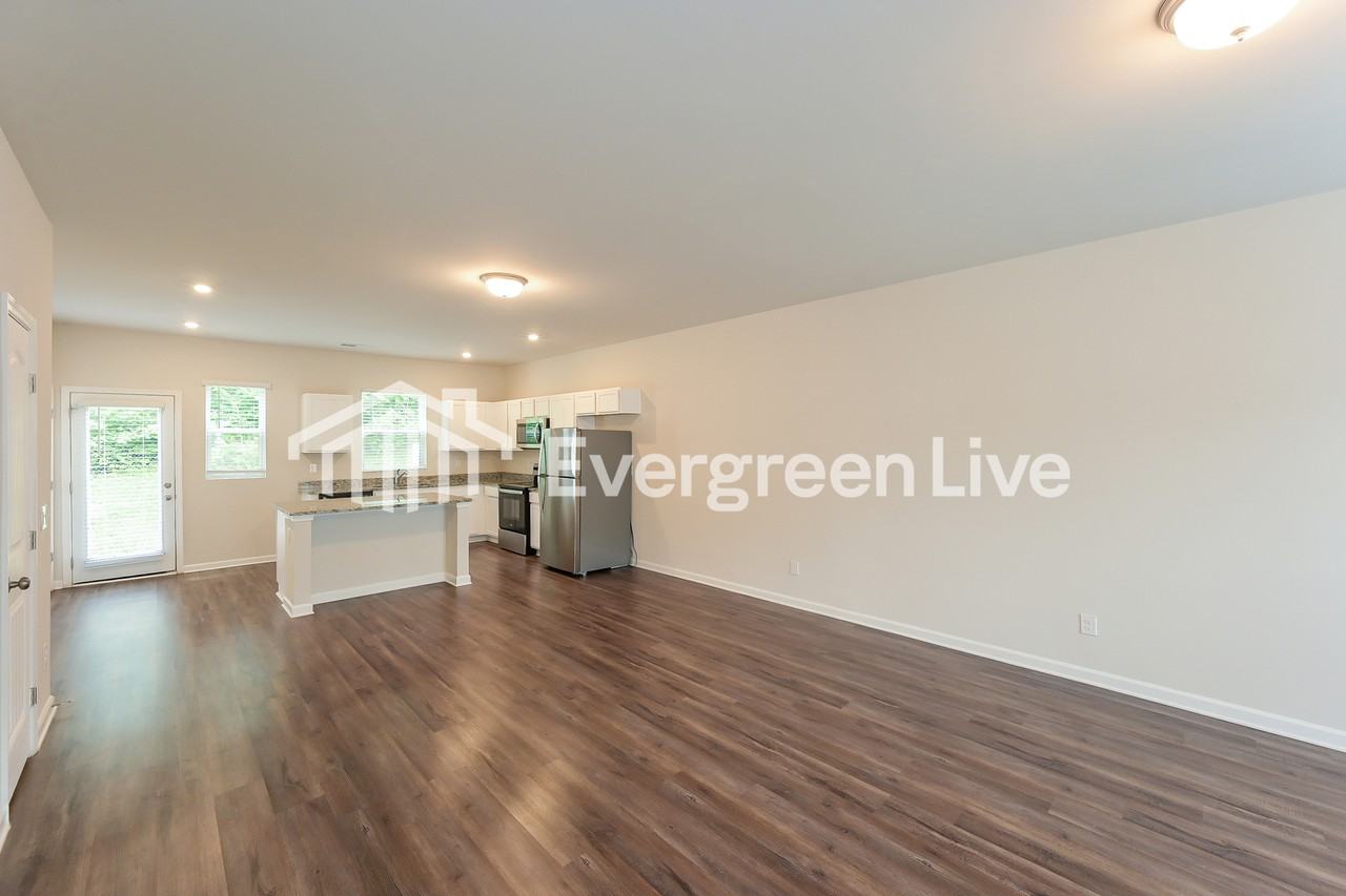 918 Hamilton Crossing Sq - Photo 3 of 15