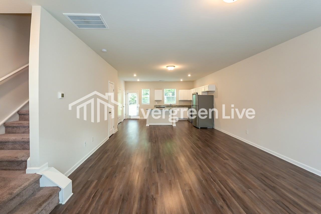 918 Hamilton Crossing Sq - Photo 3 of 14