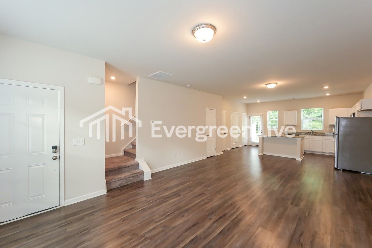 918 Hamilton Crossing Sq - Photo 4 of 14