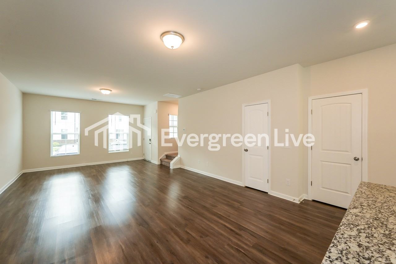918 Hamilton Crossing Sq - Photo 5 of 14
