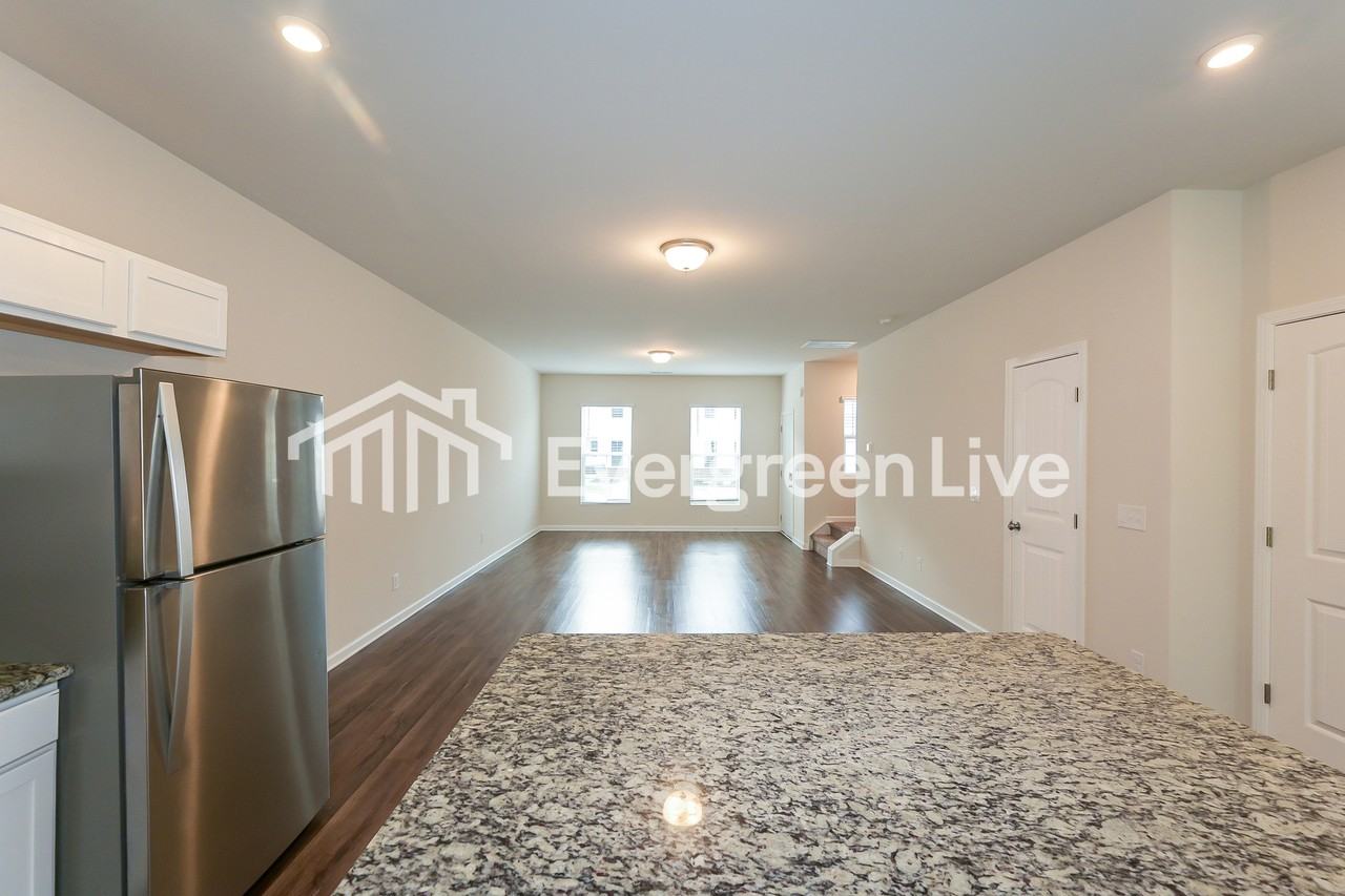 918 Hamilton Crossing Sq - Photo 7 of 14
