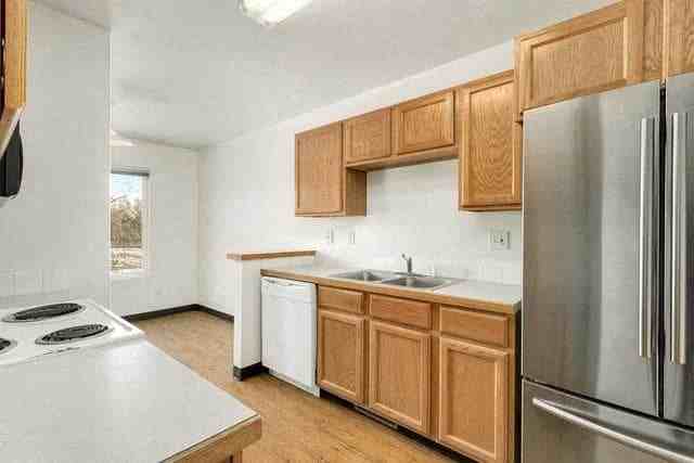 Glenmoor Townhomes - Photo 7 of 50