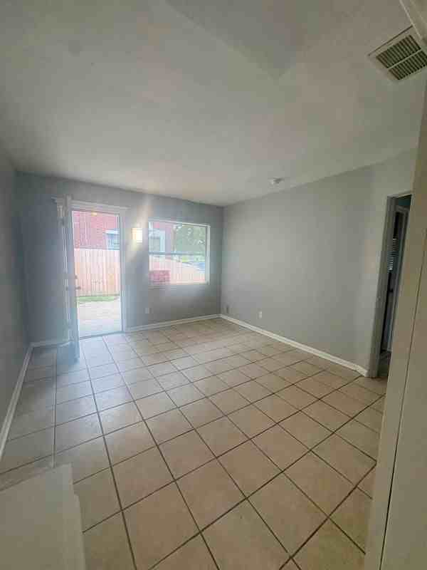 429 W 18th St - Photo 3 of 9