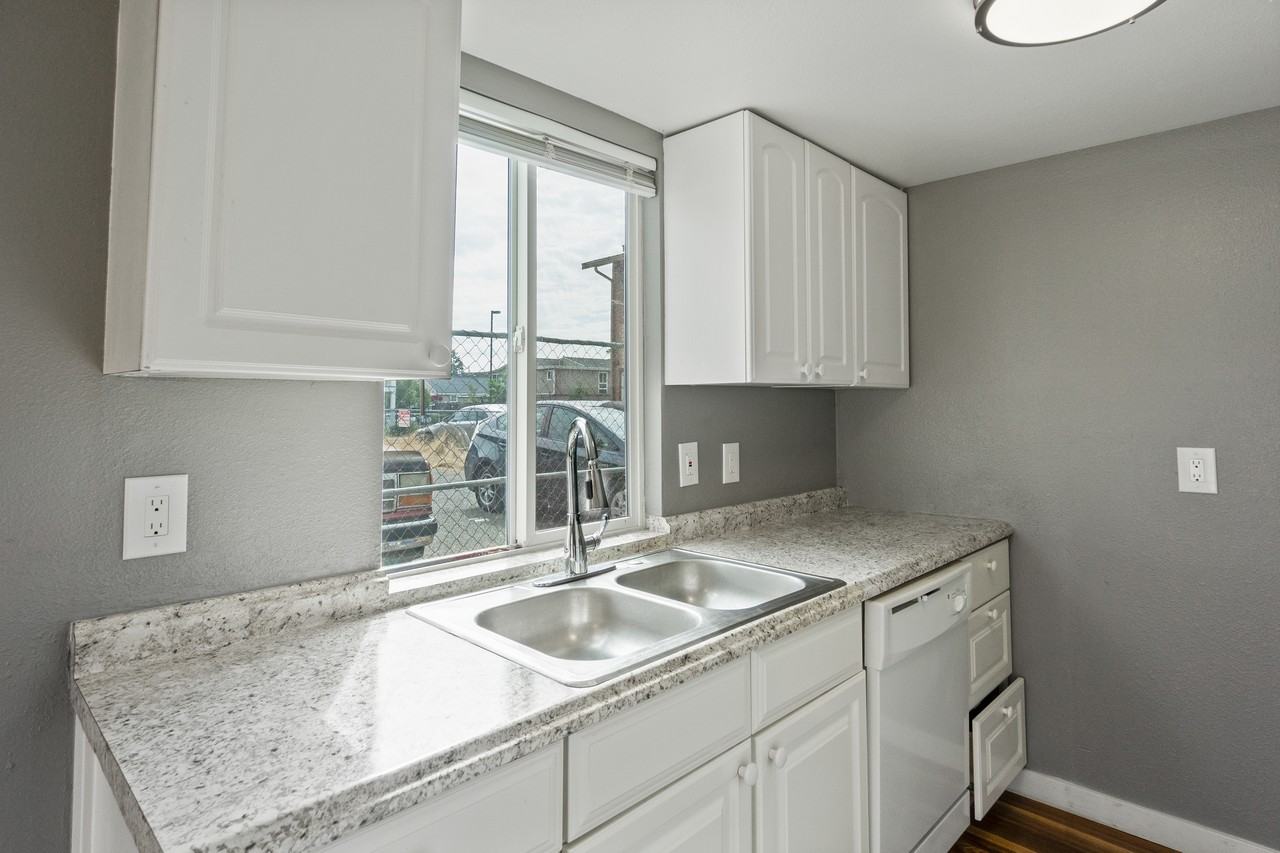 4028 S Lawrence St #H - Photo 4 of 16