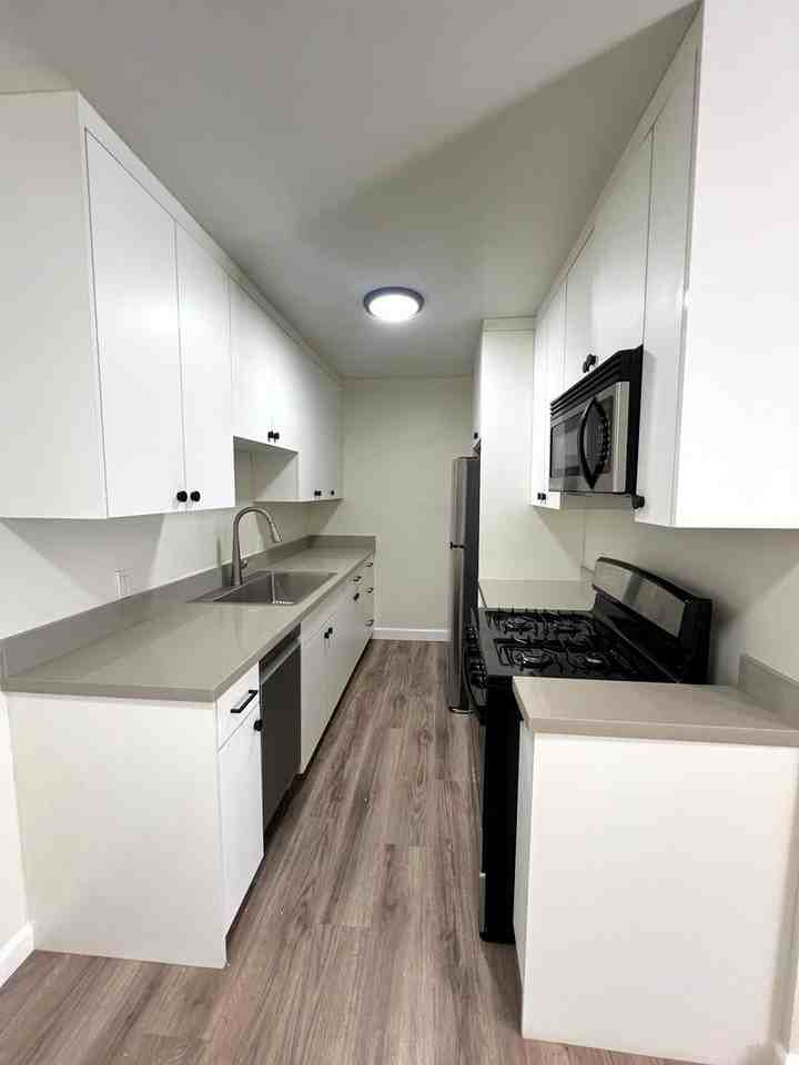 2408 Ocean Park Blvd - Photo 3 of 21