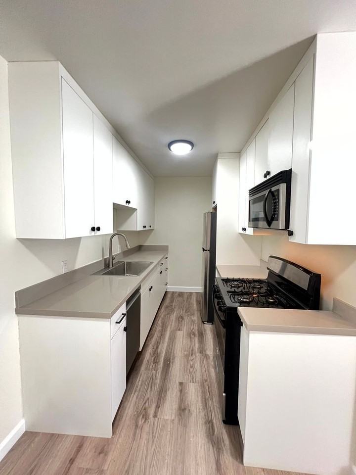 2408 Ocean Park Blvd - Photo 4 of 21