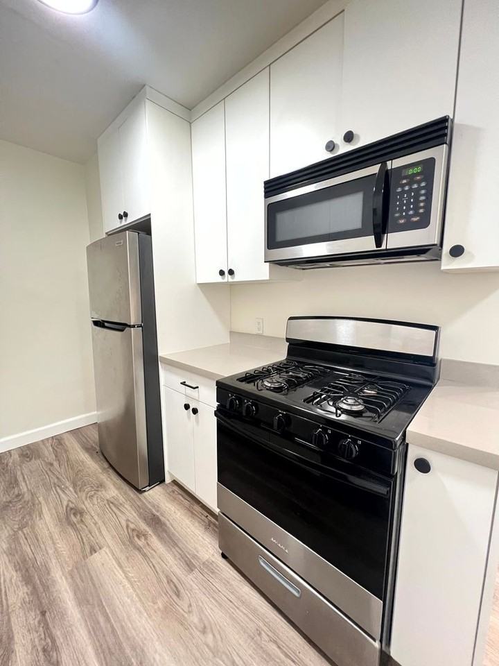 2408 Ocean Park Blvd - Photo 5 of 21