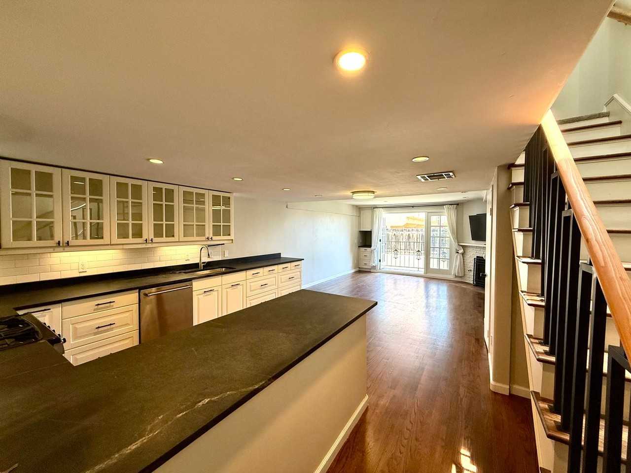 1111 Eureka St - Photo 2 of 26