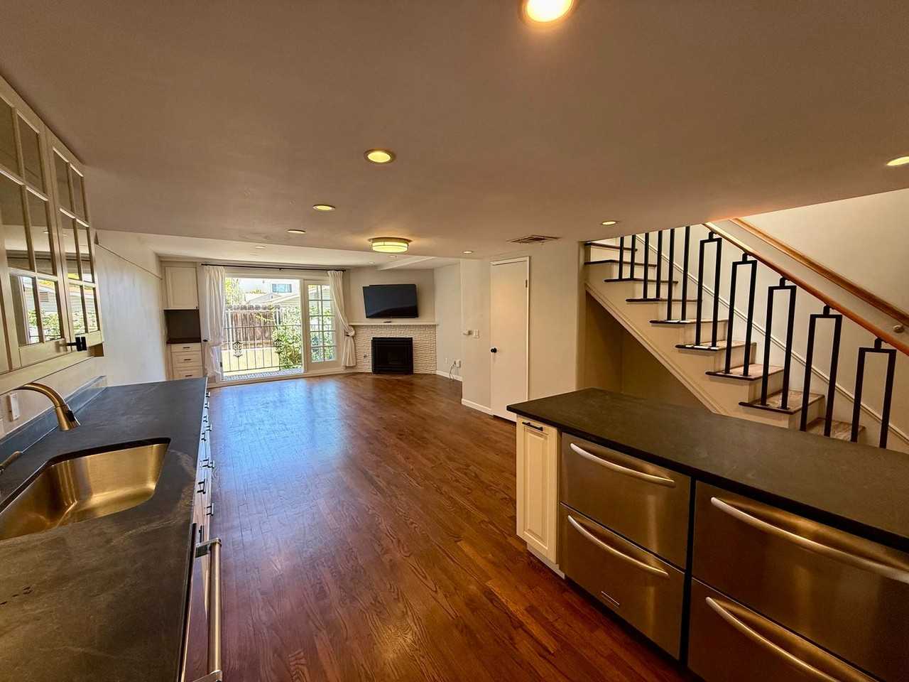 1111 Eureka St - Photo 3 of 26