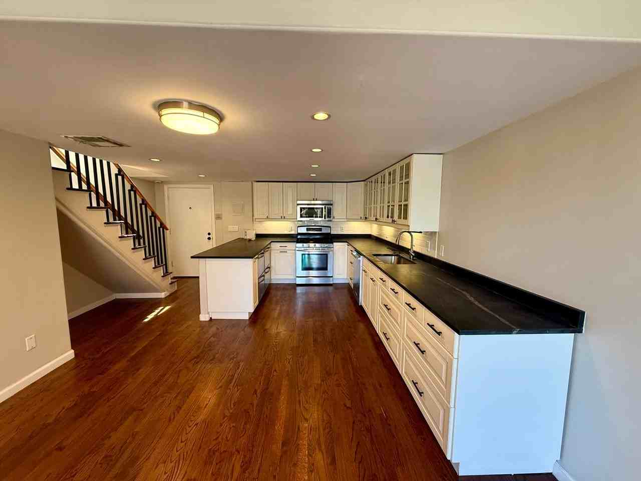 1111 Eureka St - Photo 6 of 26