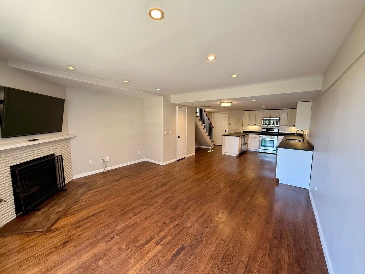 1111 Eureka St - Photo 7 of 26