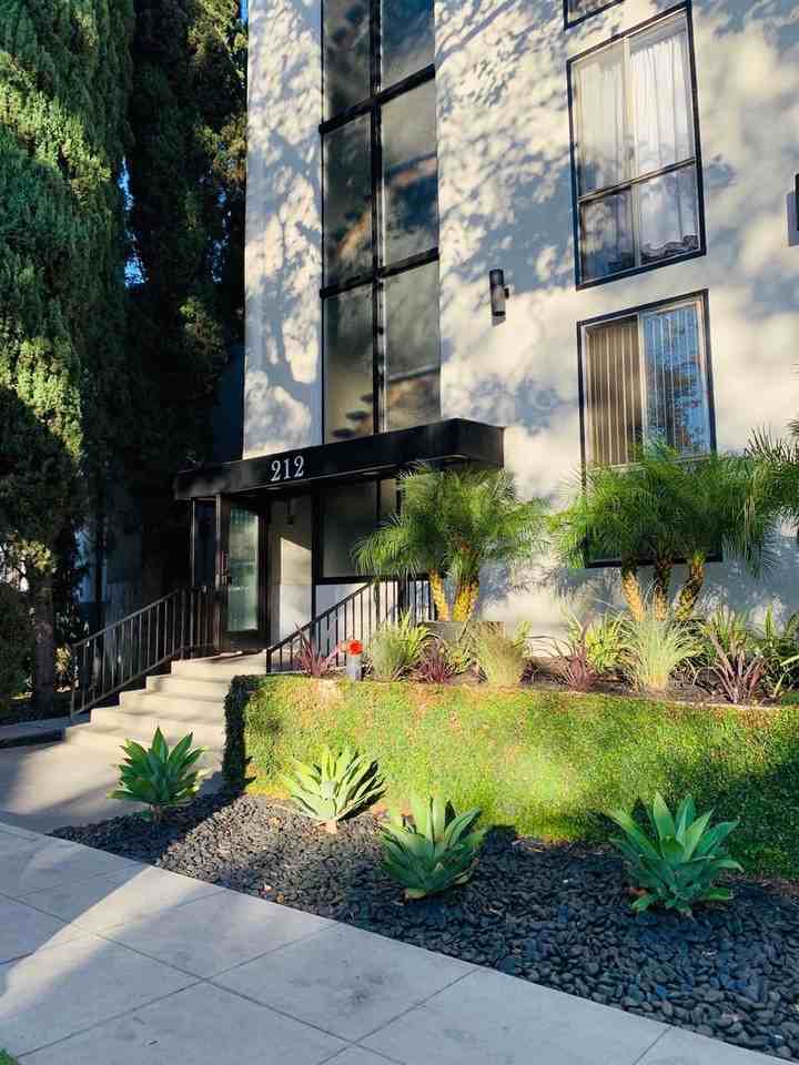 212 S Arnaz Dr - Photo 7 of 33