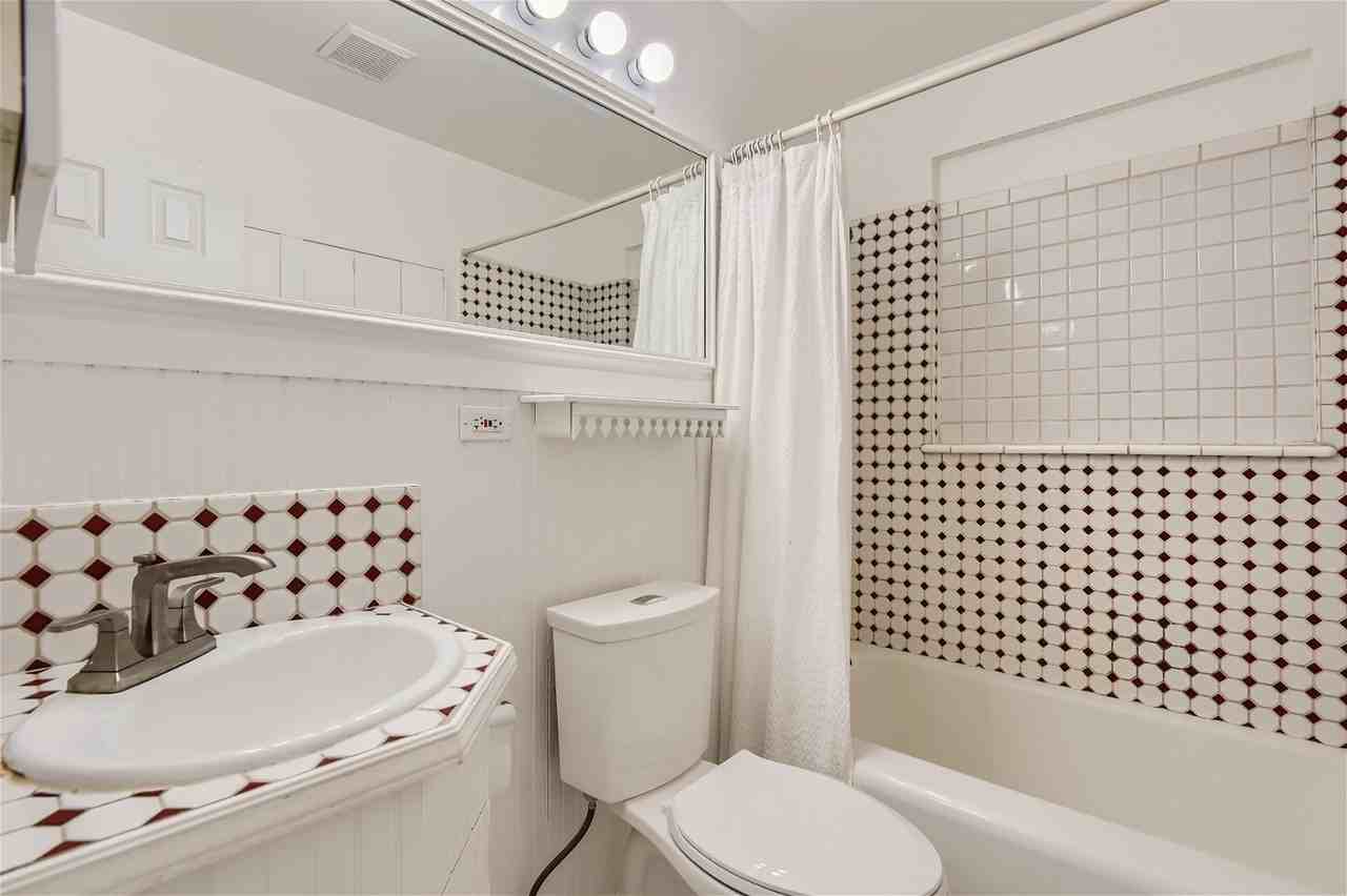 918 Hudson St - Photo 4 of 20