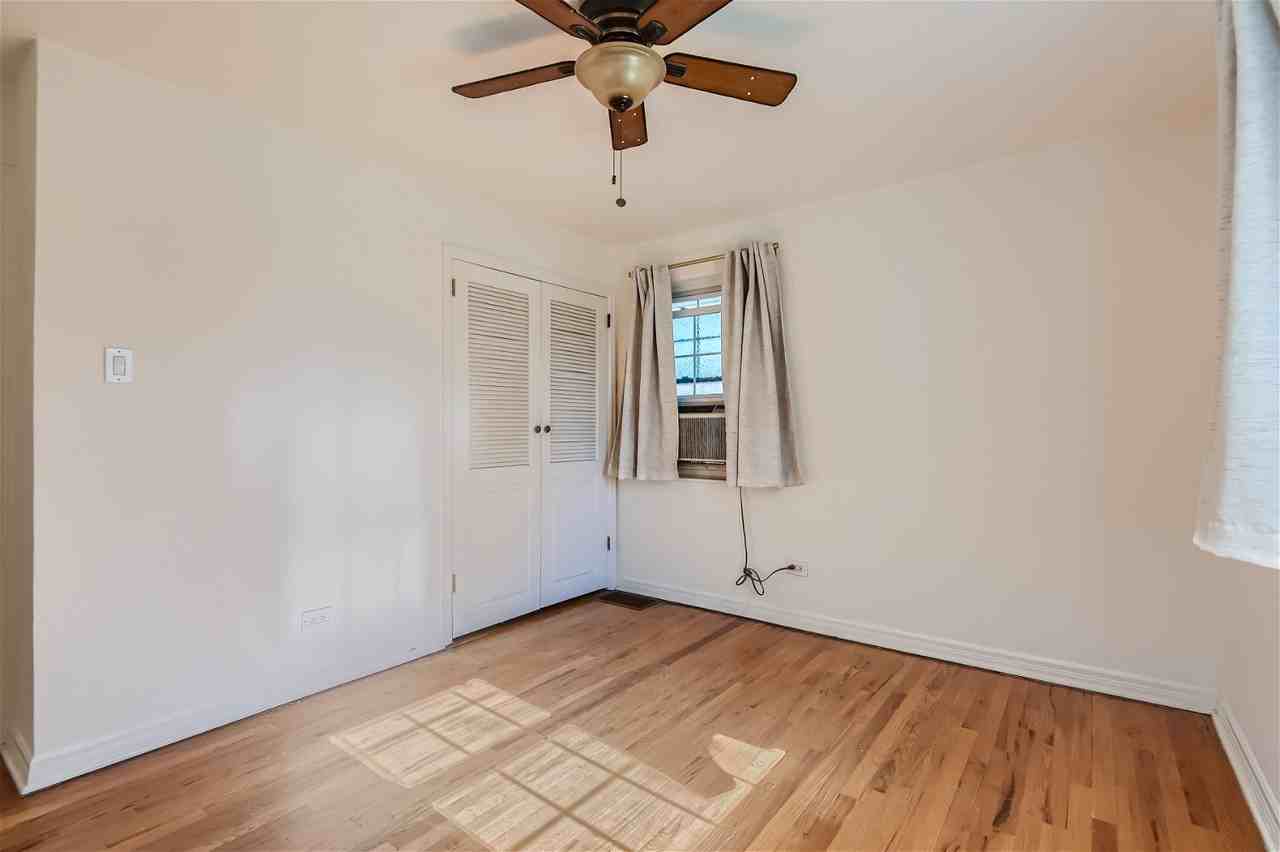 918 Hudson St - Photo 7 of 20