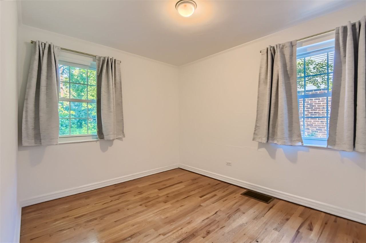 918 Hudson St - Photo 3 of 20