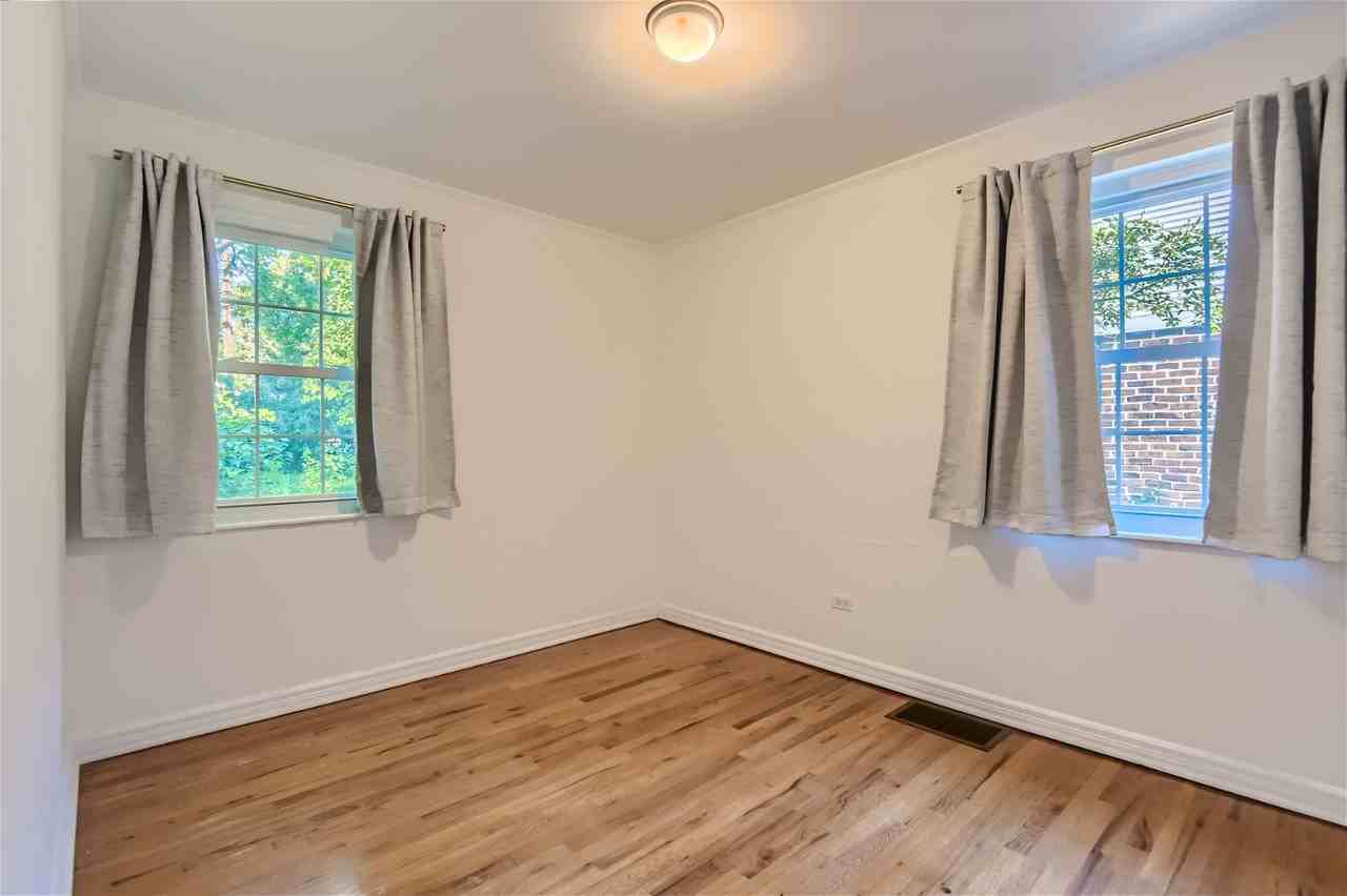 918 Hudson St - Photo 6 of 20