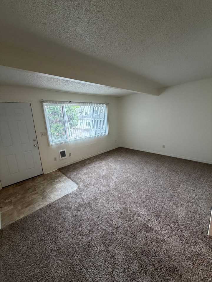 755 Nw 3rd St #19 - Photo 6 of 17
