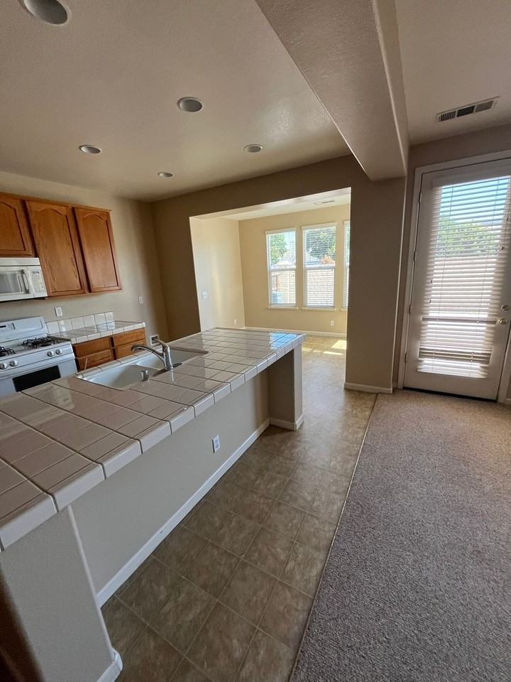 1520 Manzanita Way - Photo 6 of 34
