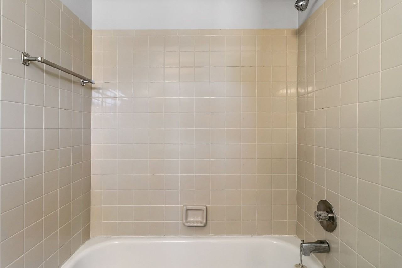 Airport Apartments (DCP Venture 3 LLC) - Photo 4 of 32