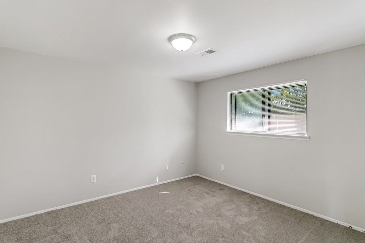 Airport Apartments (DCP Venture 3 LLC) - Photo 5 of 32