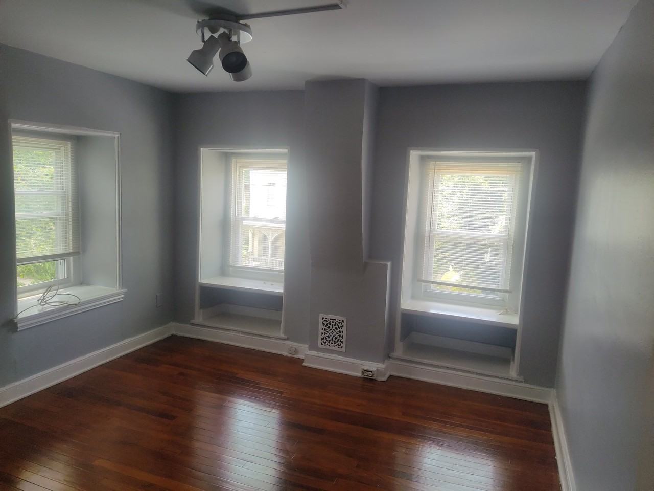 180 E Walnut Ln #E - Photo 4 of 7