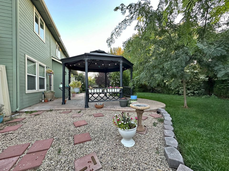 2611 N Wallingford Ave - Photo 2 of 9