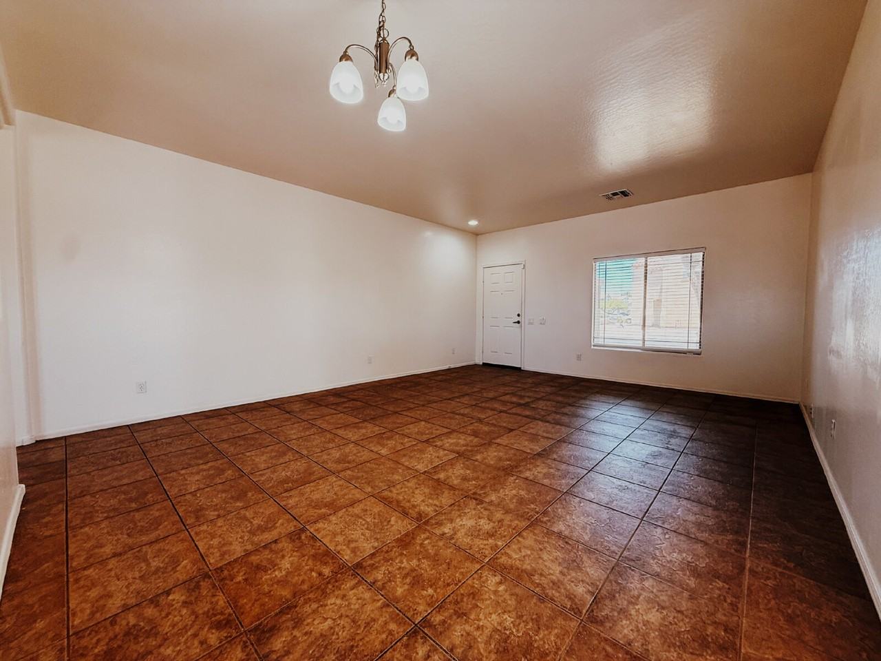 906 S 118th Ln - Photo 7 of 40