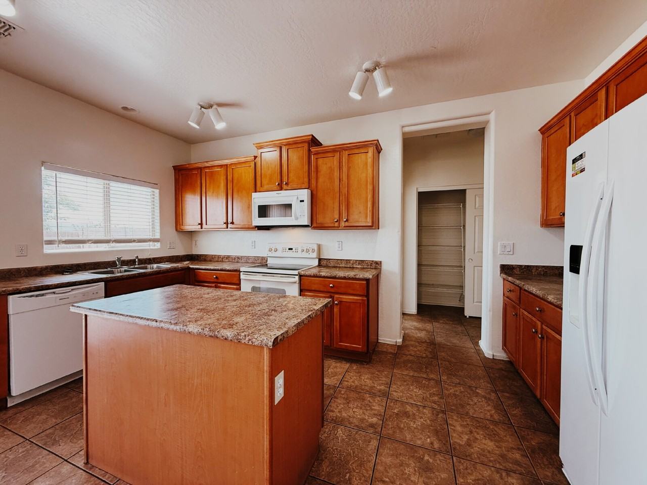 906 S 118th Ln - Photo 3 of 40